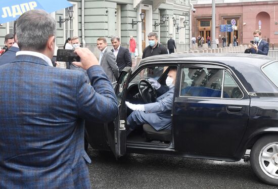 В. Жириновский приехал в Госдуму на автомобиле "Волга"