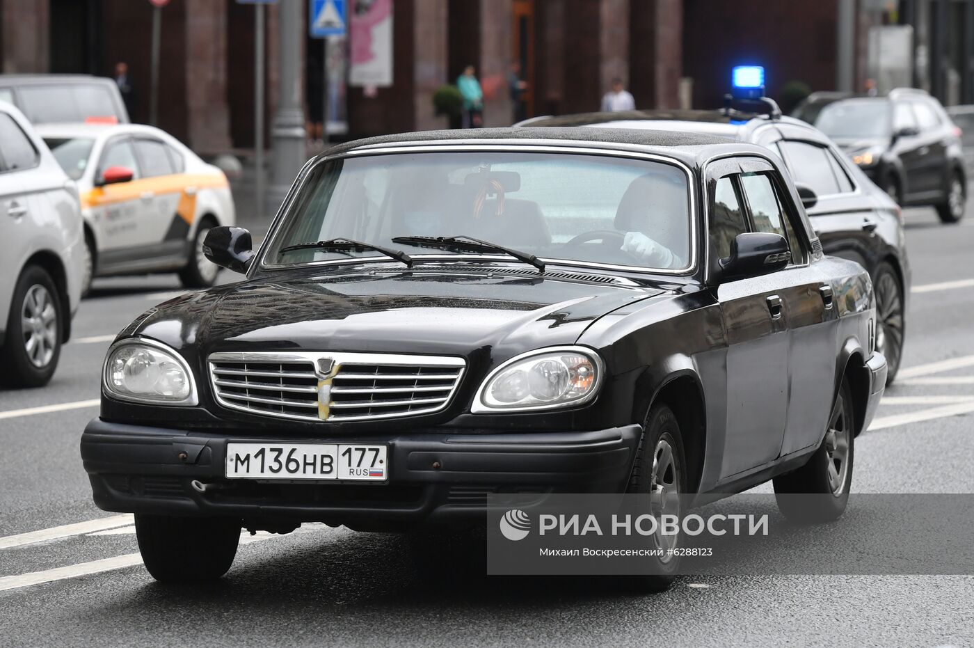 В. Жириновский приехал в Госдуму на автомобиле "Волга"