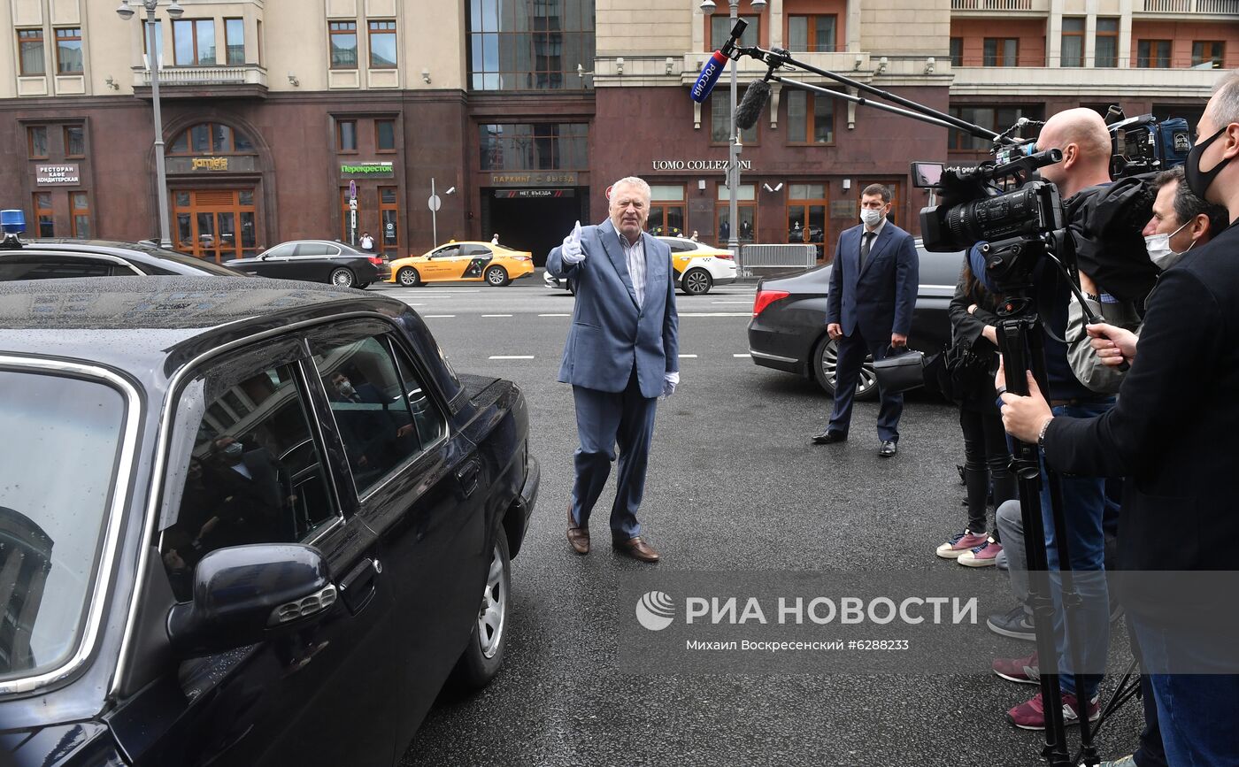 В. Жириновский приехал в Госдуму на автомобиле "Волга"