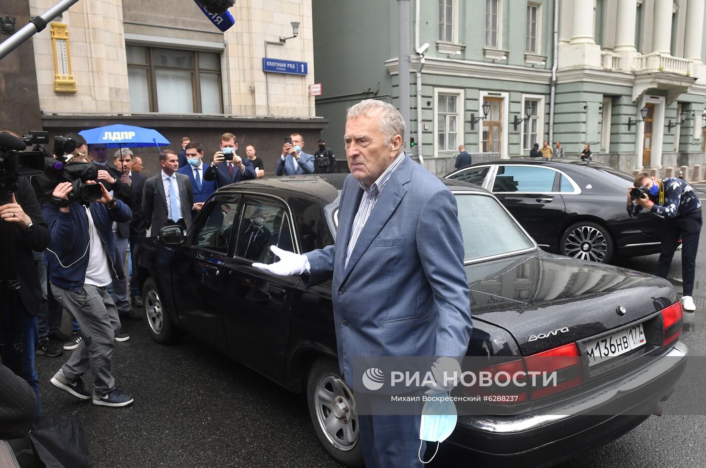 В. Жириновский приехал в Госдуму на автомобиле "Волга"