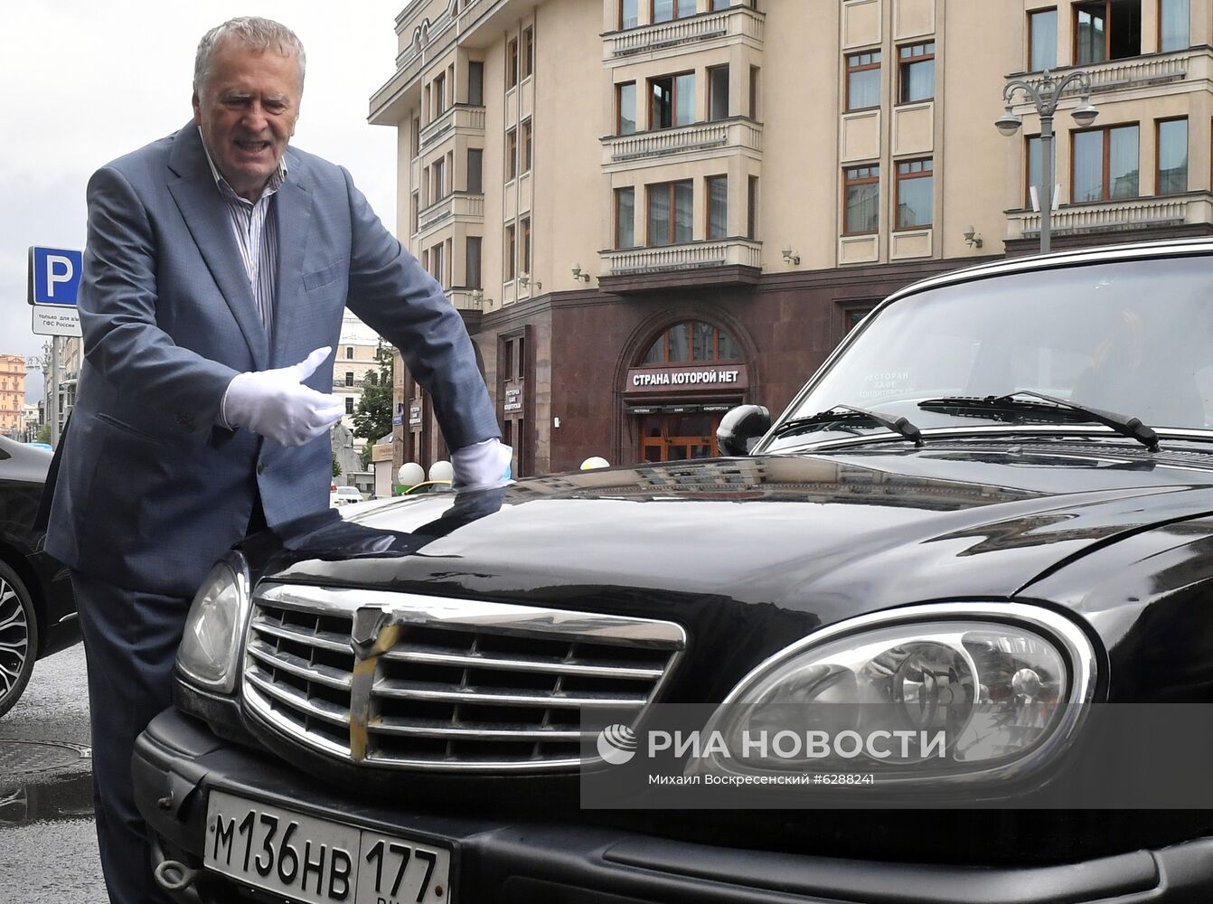 В. Жириновский приехал в Госдуму на автомобиле "Волга"