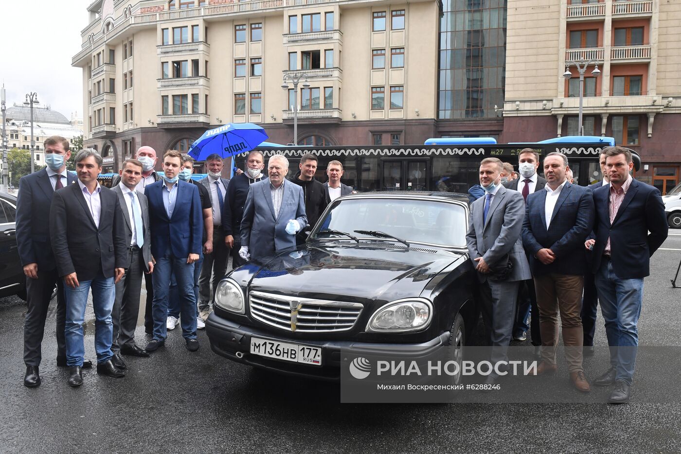В. Жириновский приехал в Госдуму на автомобиле "Волга"