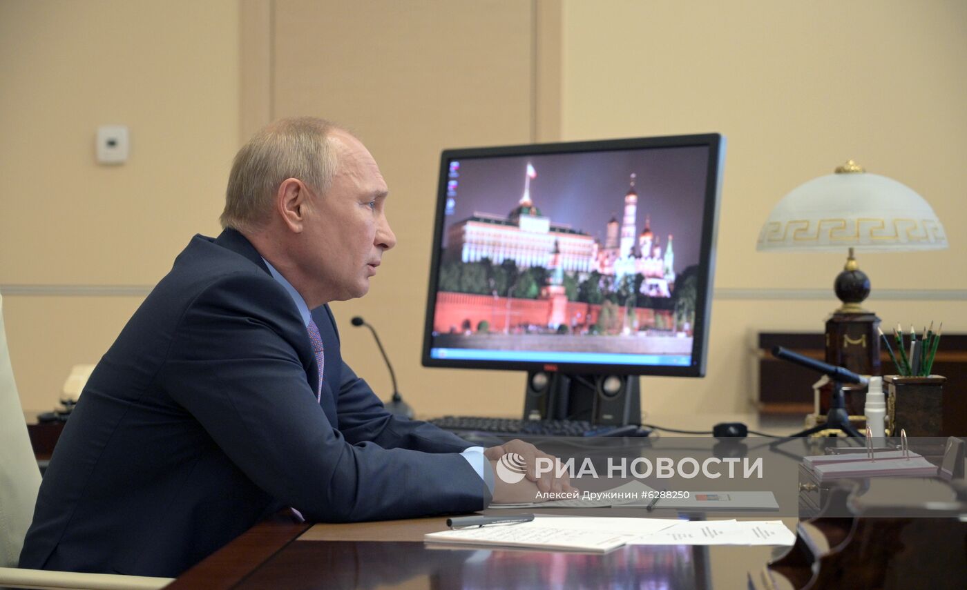 Президент РФ В. Путин провел совещание по федеральному бюджету на 2021 год и на плановый период 2022 и 2023 годов