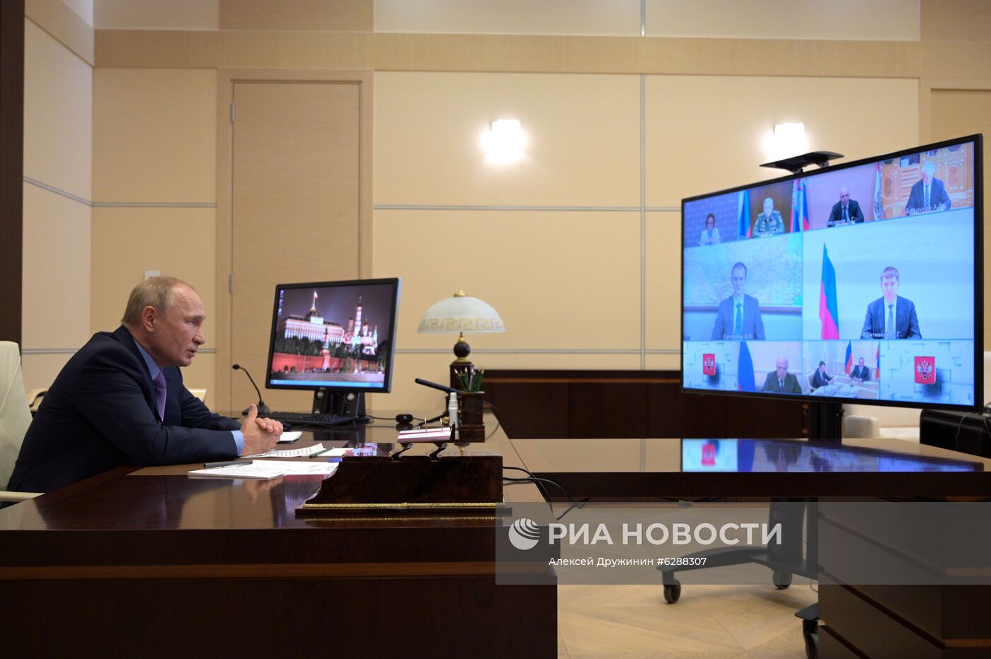 Президент РФ В. Путин провел совещание по федеральному бюджету на 2021 год и на плановый период 2022 и 2023 годов