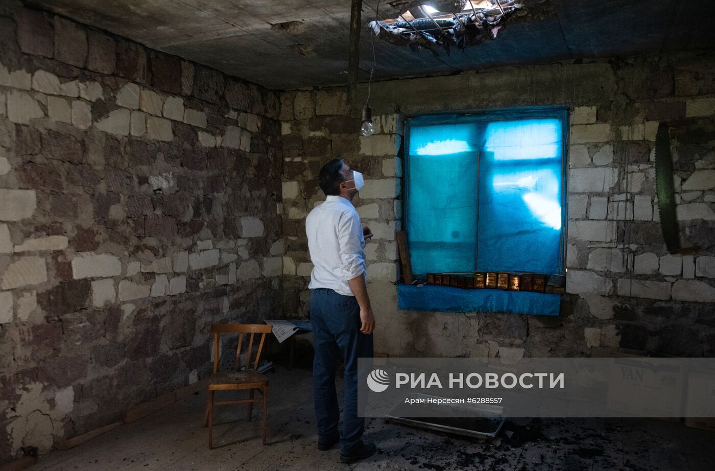 Омбудсмен Армении Арман Татоян в поврежденном жилом доме, пострадавшем в результате обстрела на армяно-азербайджанской границе в селе Айгепар в Армении. Место: Армения. Автор: Арам Нерсесян/Sputnik/РИА Новости. Последствия обстрела на армяно-азербайджанской границе