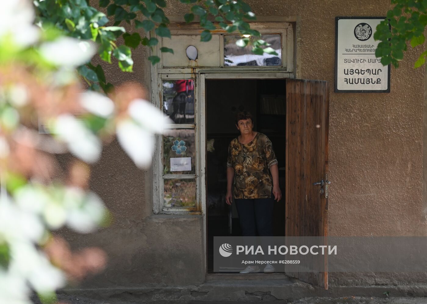 Вход в здание администрации поселка Айгепар на армяно-азербайджанской границе в Армении. Азербайджан нанес артиллерийский удар по армянским приграничным селам Айгепар и Мовсес. Место: Армения. Автор: Арам Нерсесян/Sputnik/РИА Новости. Последствия обстрела на армяно-азербайджанской границе