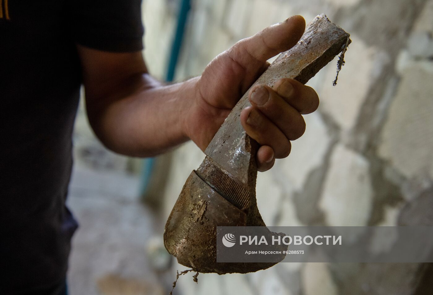 Осколок от разорвавшегося снаряда, попавшего в жилой дом в результате обстрела на армяно-азербайджанской границе в селе Айгепар в Армении. Место: Армения. Автор: Арам Нерсесян/Sputnik/РИА Новости. Последствия обстрела на армяно-азербайджанской границе