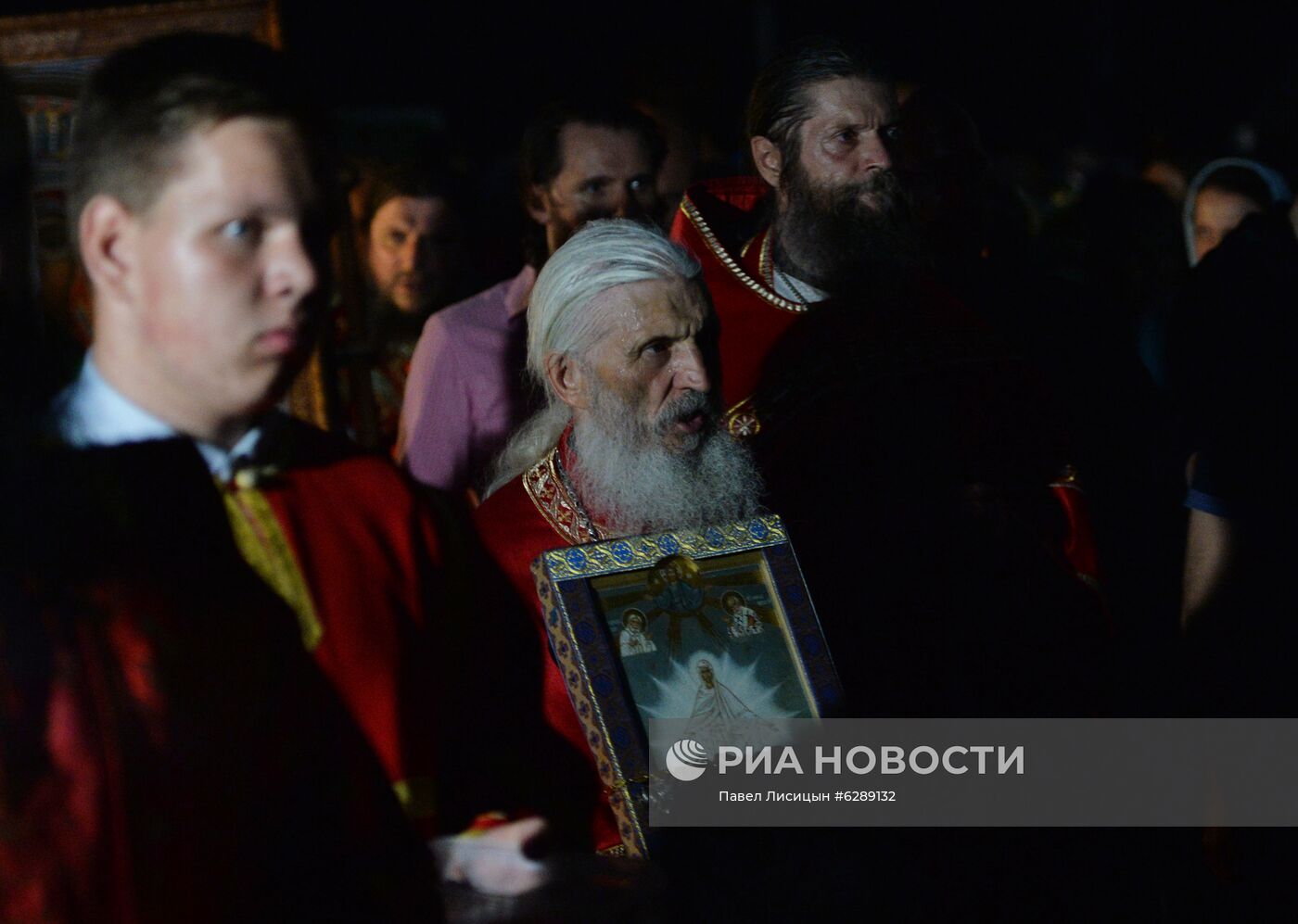 Альтернативный крестный ход, организованный лишенным сана схиигуменом Сергием