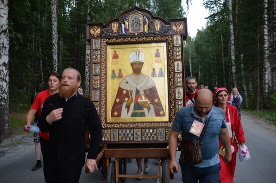 Крестный ход памяти святых царственных страстотерпцев Николая II и его семьи