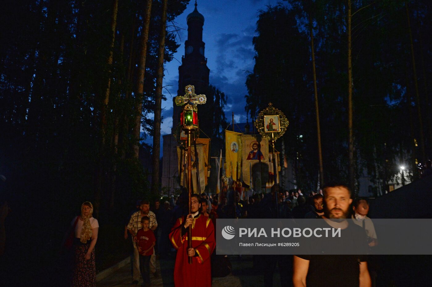 Альтернативный крестный ход, организованный лишенным сана схиигуменом Сергием