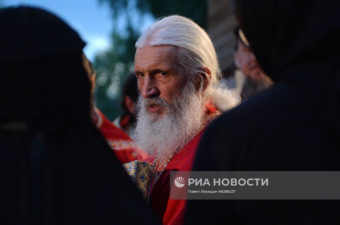 Альтернативный крестный ход, организованный лишенным сана схиигуменом Сергием