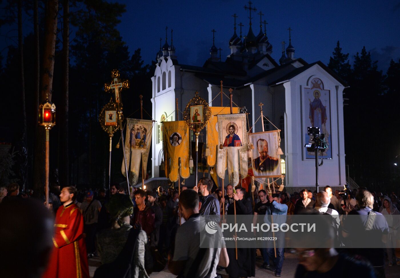 Альтернативный крестный ход, организованный лишенным сана схиигуменом Сергием