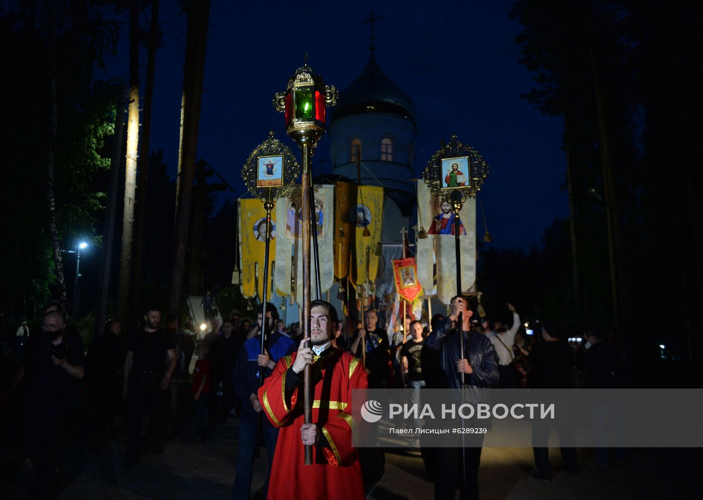 Альтернативный крестный ход, организованный лишенным сана схиигуменом Сергием