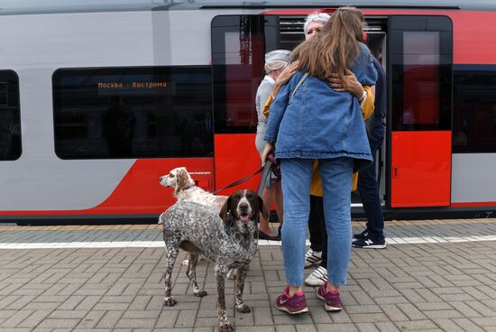 Первый рейс скоростного поезда "Ласточка" из Москвы в Кострому