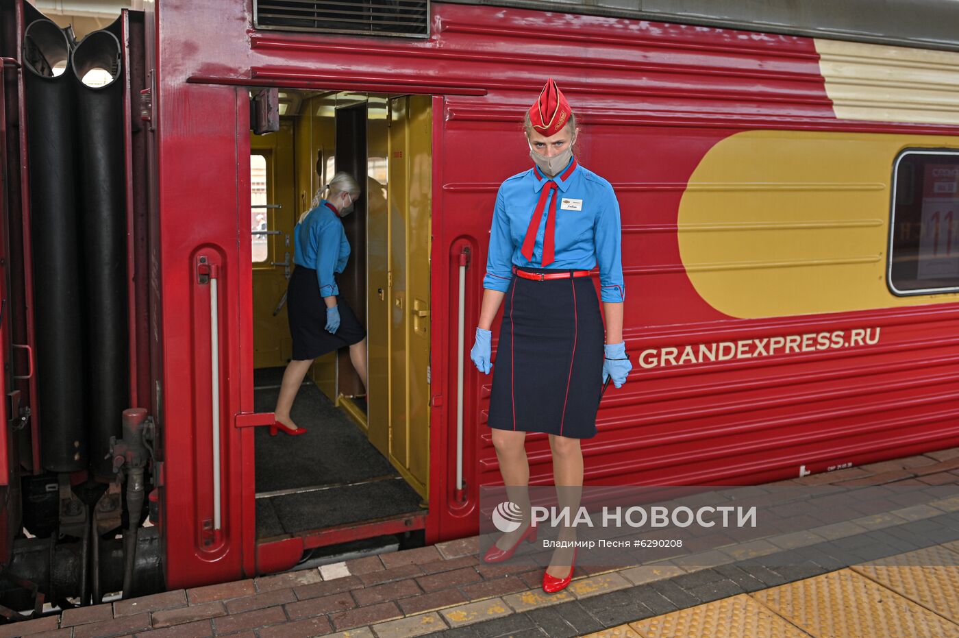 Moscow express. Проводницы Гранд сервис экспресс. Поезд Гранд экспресс Москва Санкт-Петербург. Проводники поезда Гранд экспресс. Гранд экспресс поезд СПБ Москва.