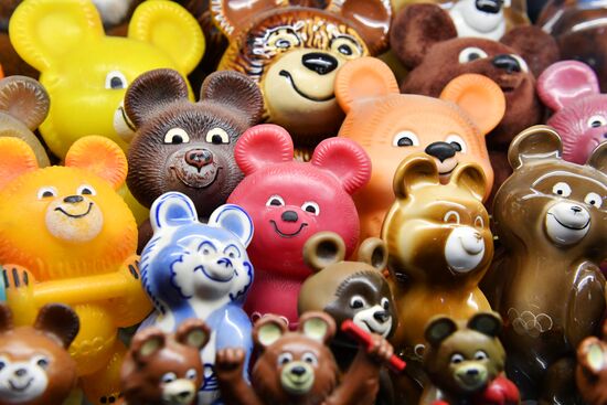 Выставка коллекции предметов, связанных с Олимпийскими играми 1980 года в Москве