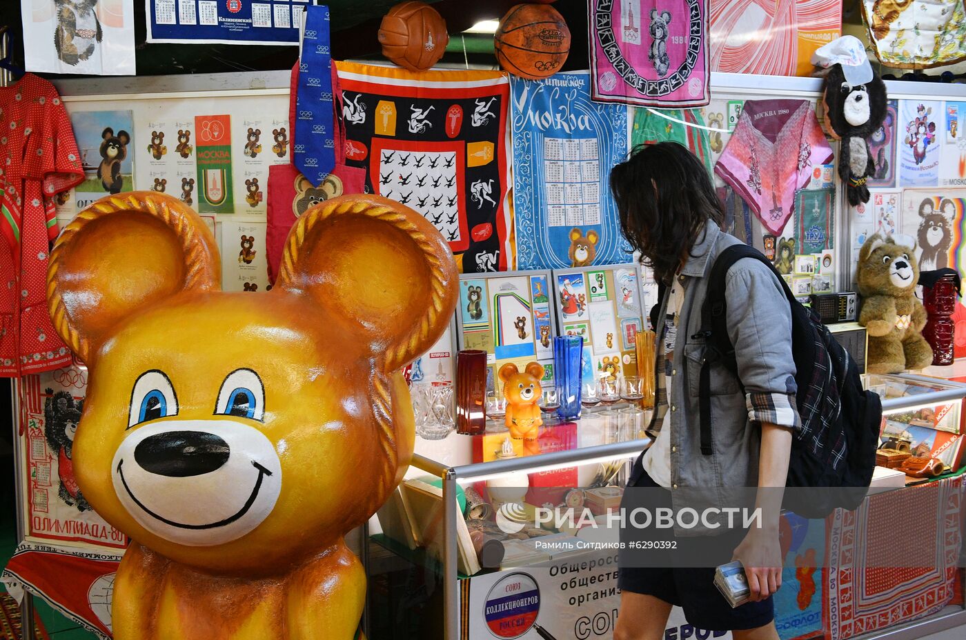 Выставка коллекции предметов, связанных с Олимпийскими играми 1980 года в Москве