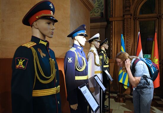 Выставка образцов военной формы участников парада Победы 2020