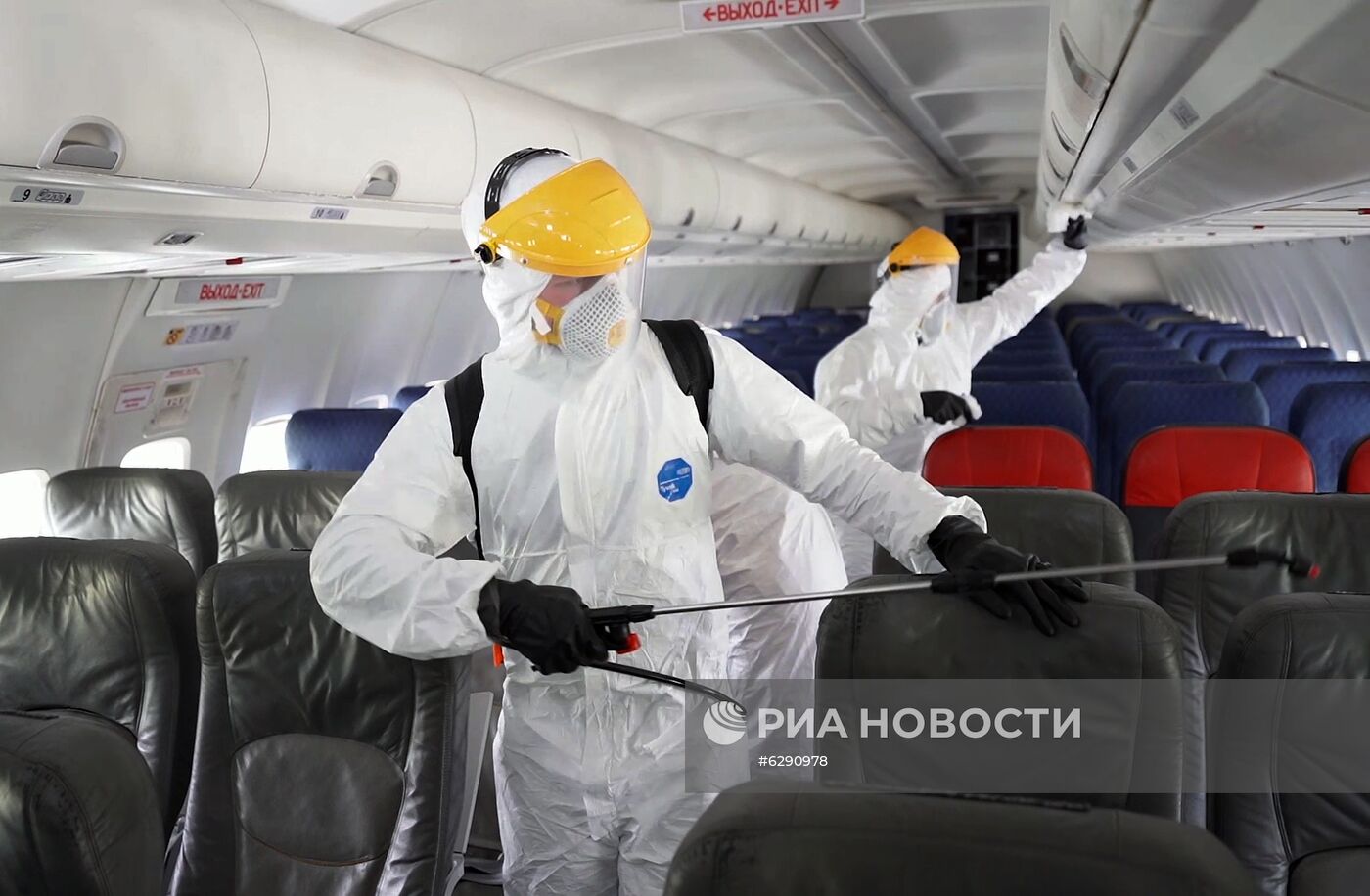 Дезинфекция самолетов в аэропорту Домодедово