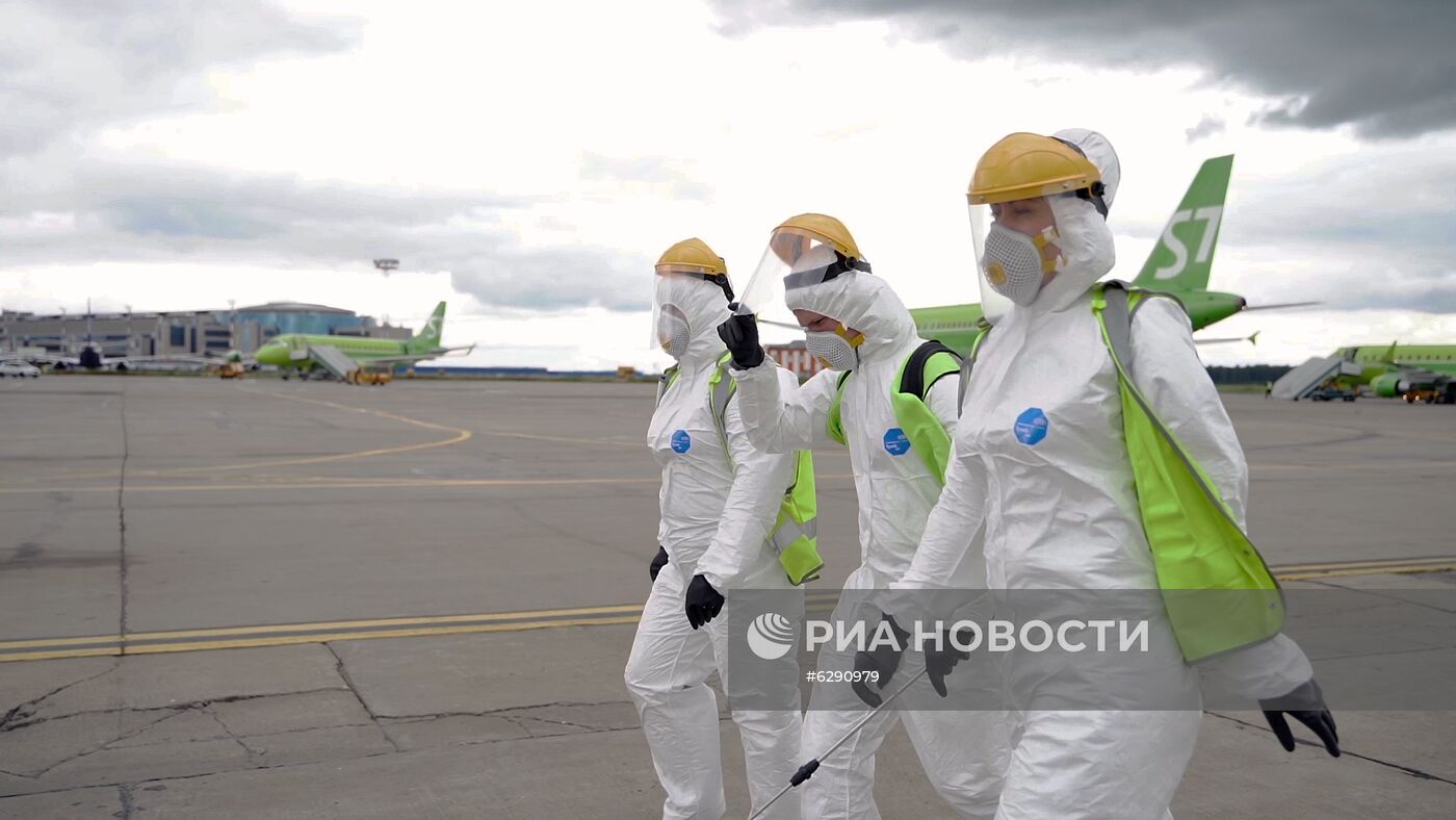 Дезинфекция самолетов в аэропорту Домодедово