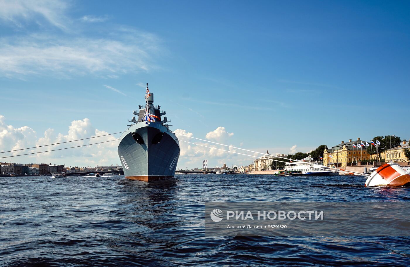 Подъем военно-морского флага на фрегате "Адмирал флота Касатонов" в Санкт-Петербурге