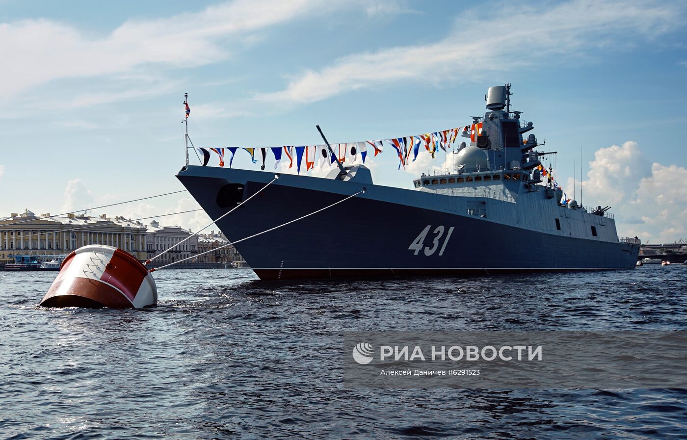 Подъем военно-морского флага на фрегате "Адмирал флота Касатонов" в Санкт-Петербурге