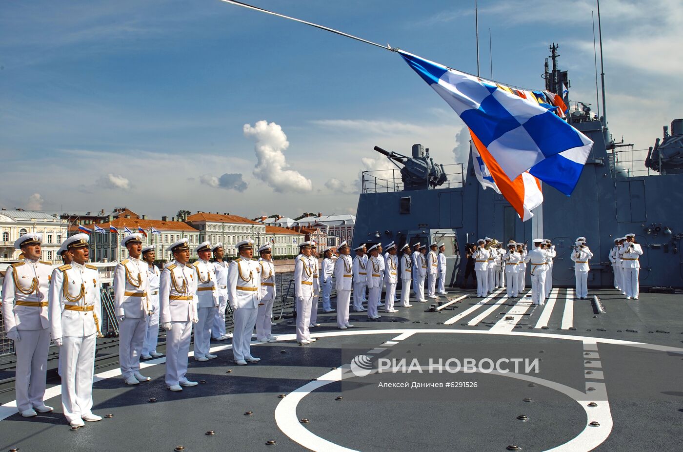 Подъем военно-морского флага на фрегате "Адмирал флота Касатонов" в Санкт-Петербурге