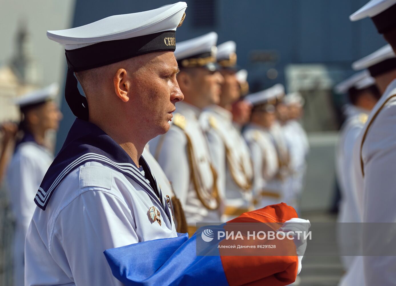 Подъем военно-морского флага на фрегате "Адмирал флота Касатонов" в Санкт-Петербурге