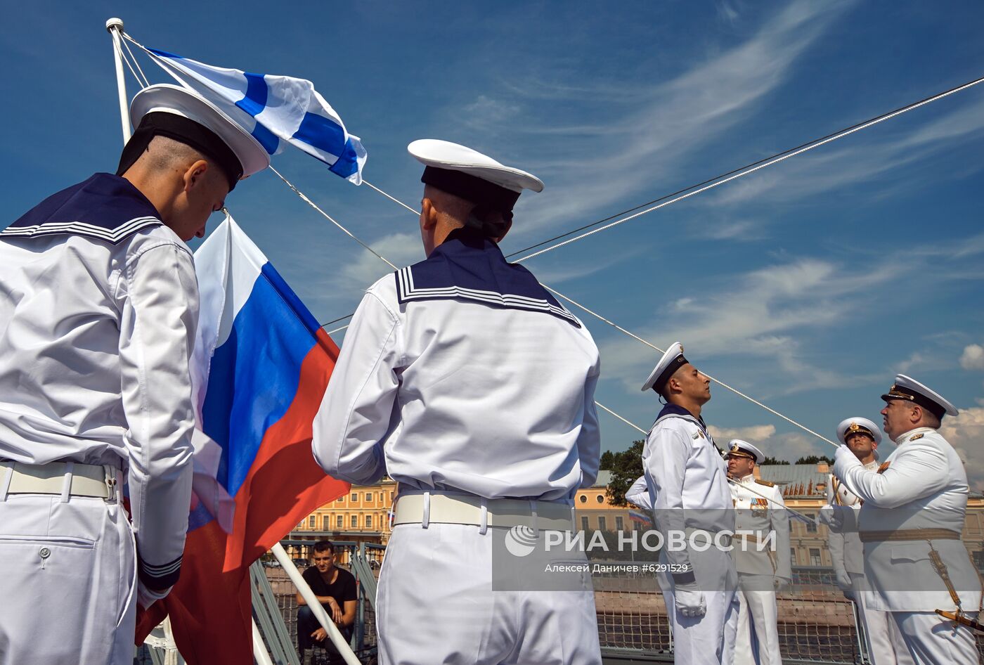 Подъем военно-морского флага на фрегате "Адмирал флота Касатонов" в Санкт-Петербурге