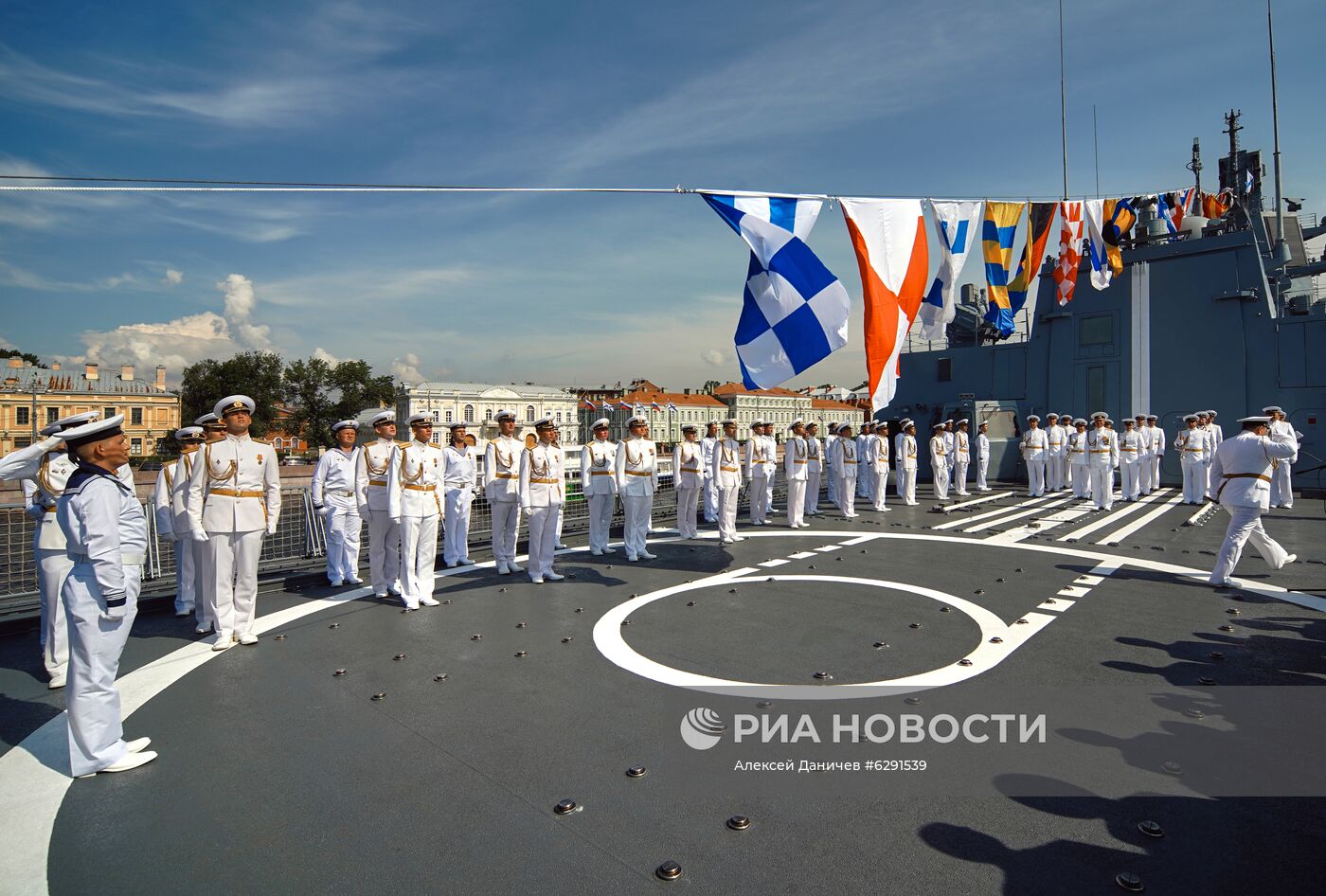 Подъем военно-морского флага на фрегате "Адмирал флота Касатонов" в Санкт-Петербурге