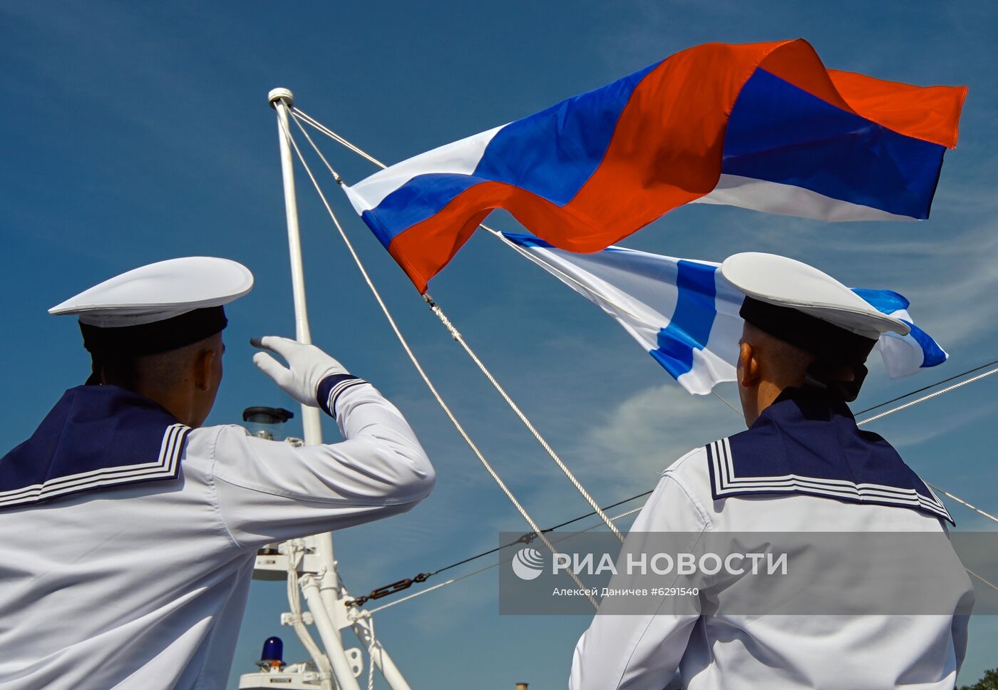 Подъем военно-морского флага на фрегате "Адмирал флота Касатонов" в Санкт-Петербурге