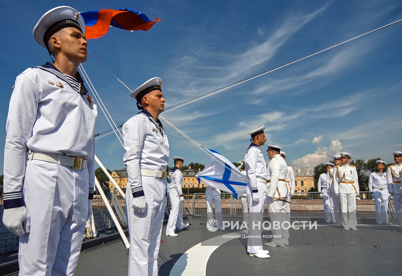 Подъем военно-морского флага на фрегате "Адмирал флота Касатонов" в Санкт-Петербурге