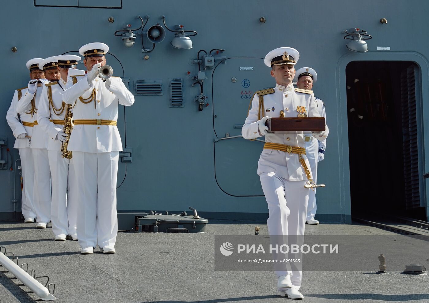 Подъем военно-морского флага на фрегате "Адмирал флота Касатонов" в Санкт-Петербурге