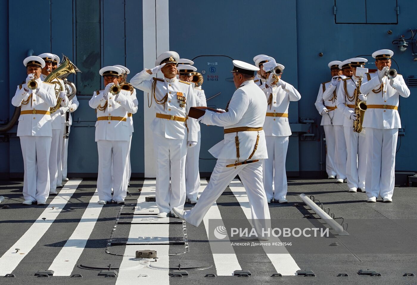 Подъем военно-морского флага на фрегате "Адмирал флота Касатонов" в Санкт-Петербурге