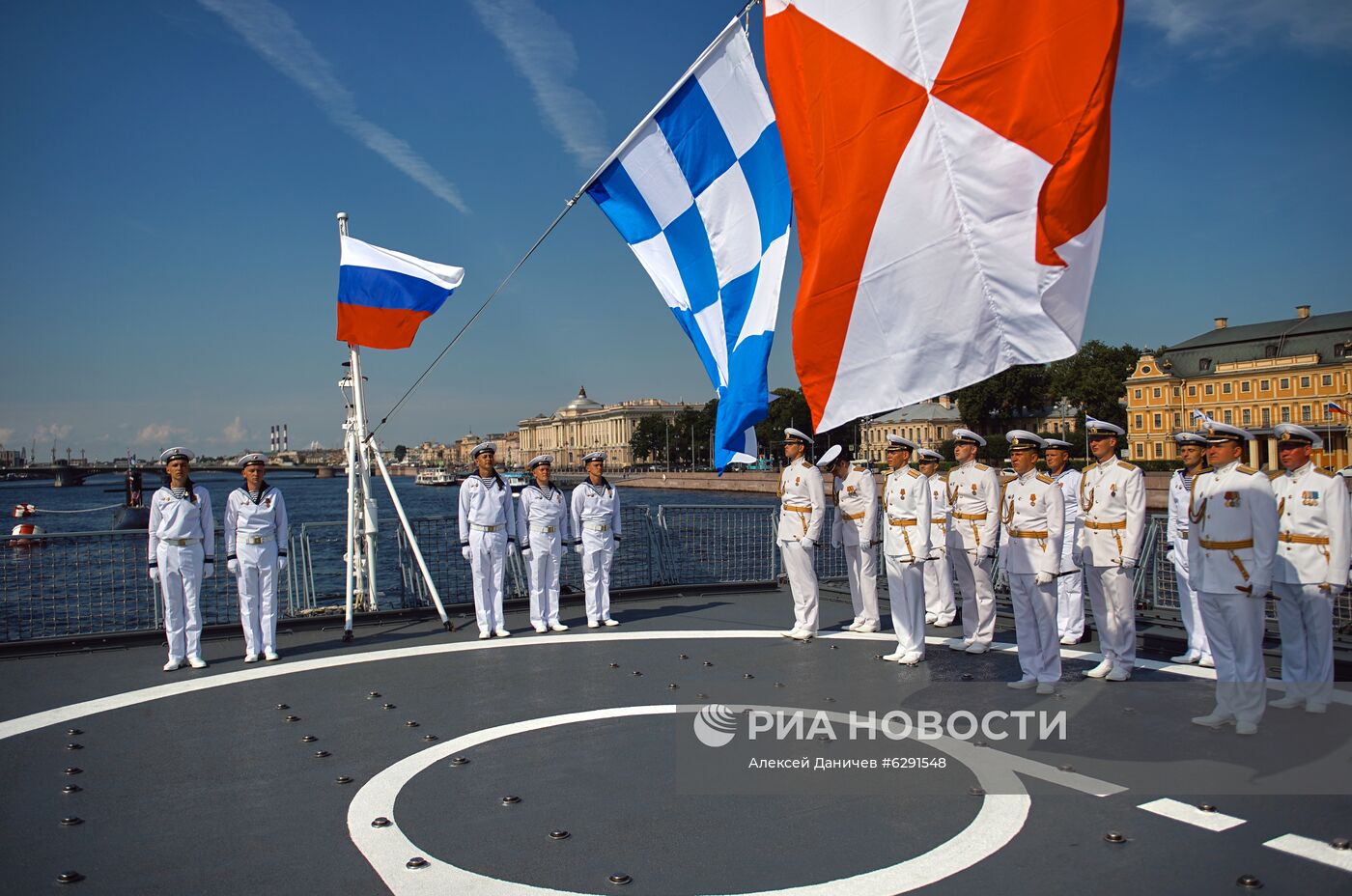 Подъем военно-морского флага на фрегате "Адмирал флота Касатонов" в Санкт-Петербурге