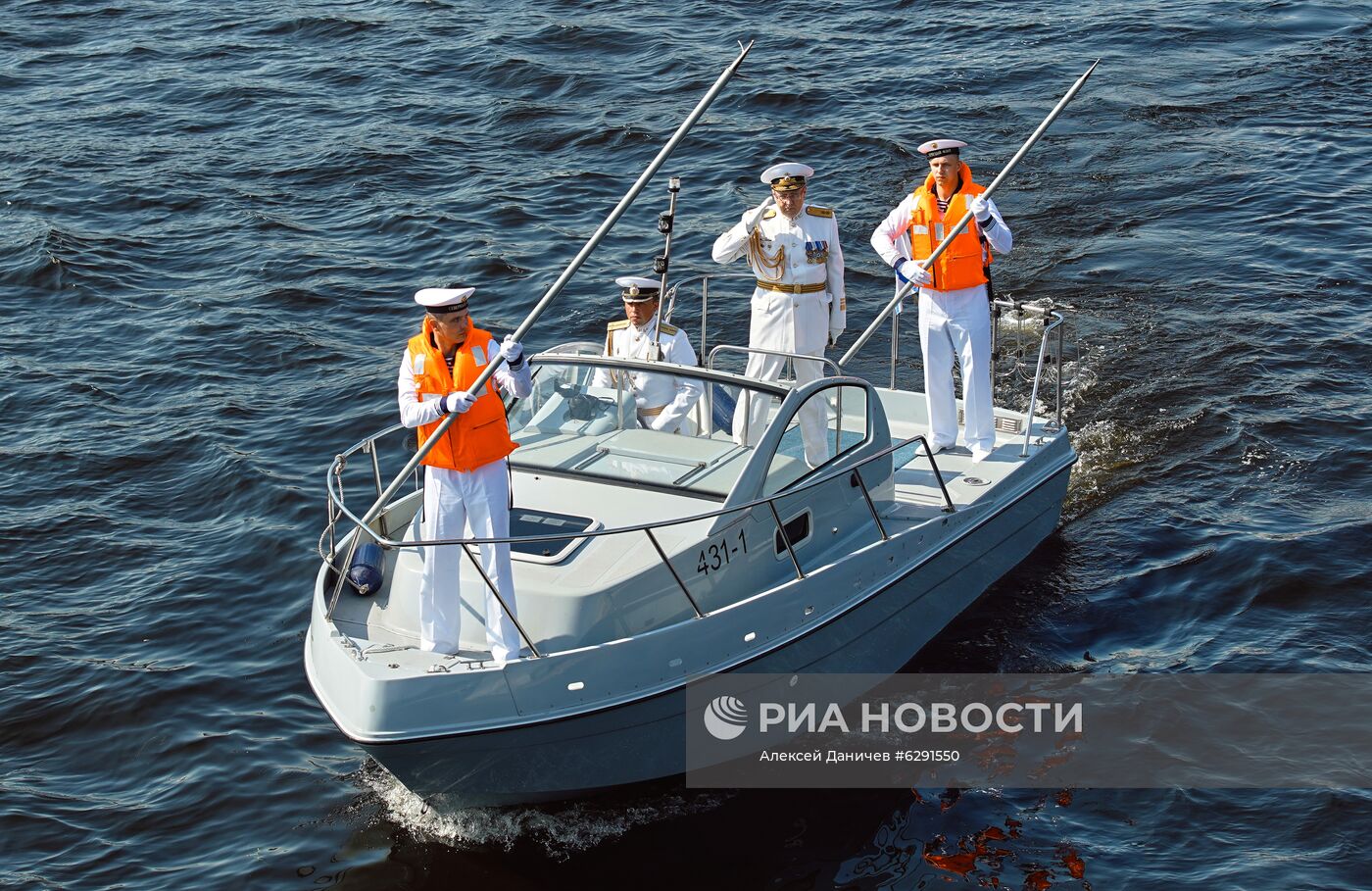 Подъем военно-морского флага на фрегате "Адмирал флота Касатонов" в Санкт-Петербурге