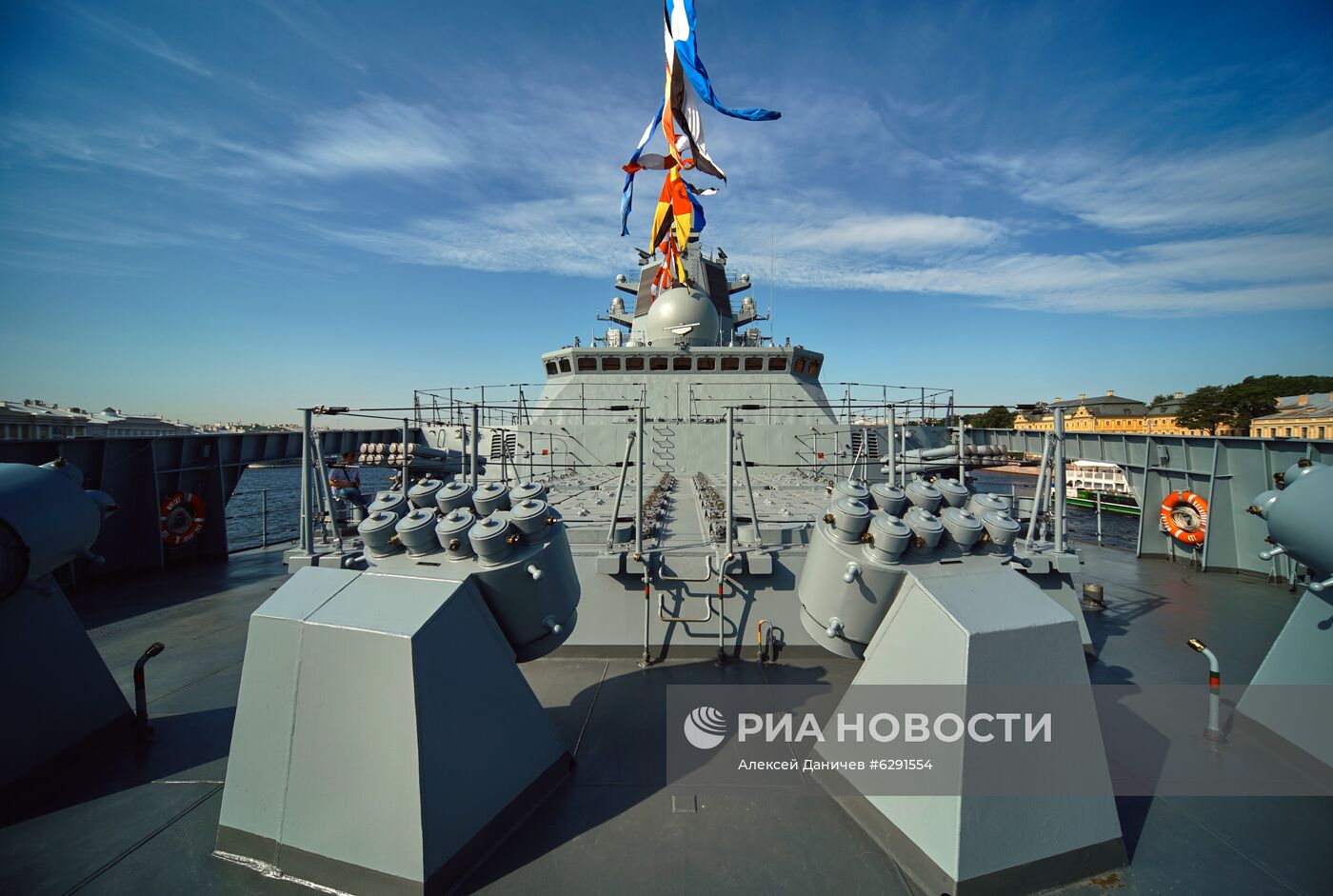 Подъем военно-морского флага на фрегате "Адмирал флота Касатонов" в Санкт-Петербурге