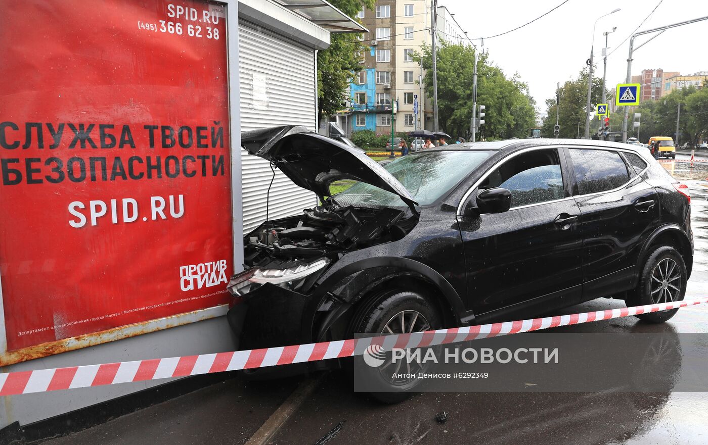 Автомобиль наехал на пешеходов после ДТП в Люблино