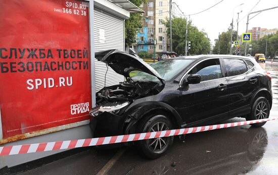 Автомобиль наехал на пешеходов после ДТП в Люблино