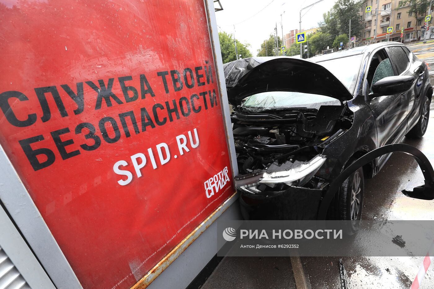 Автомобиль наехал на пешеходов после ДТП в Люблино