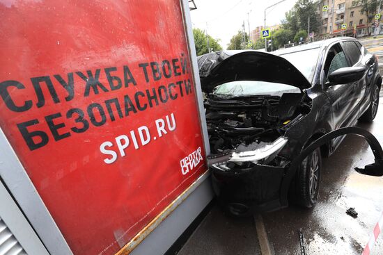 Автомобиль наехал на пешеходов после ДТП в Люблино