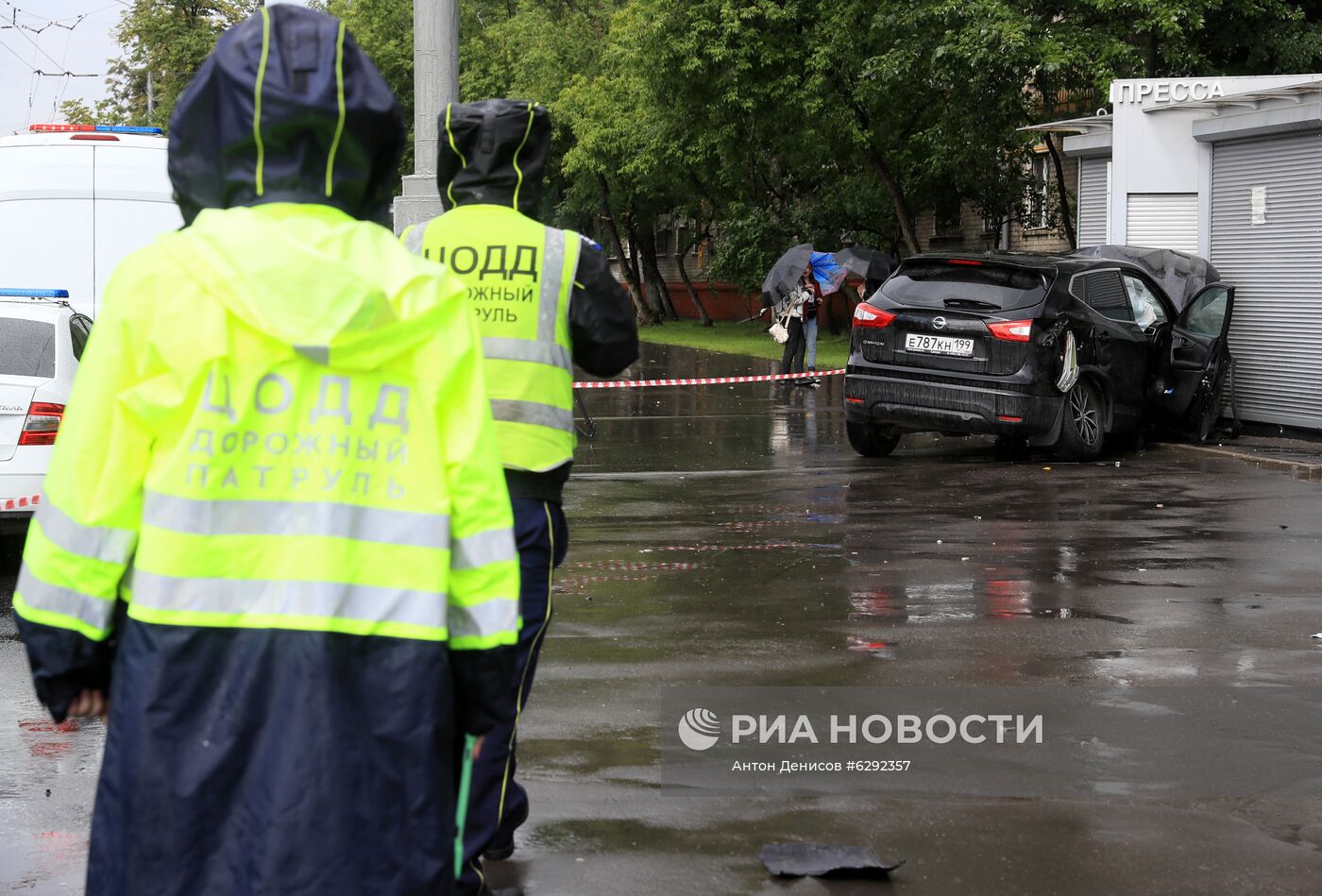 Автомобиль наехал на пешеходов после ДТП в Люблино