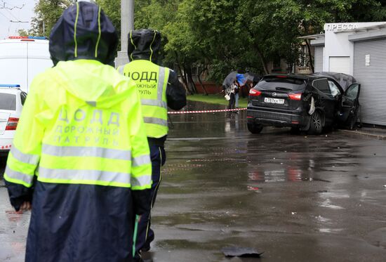 Автомобиль наехал на пешеходов после ДТП в Люблино