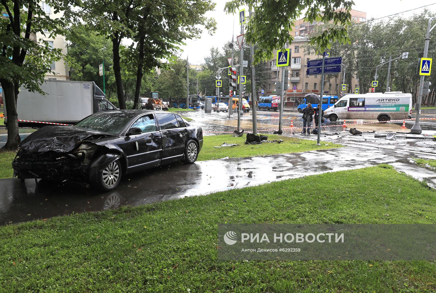 Автомобиль наехал на пешеходов после ДТП в Люблино