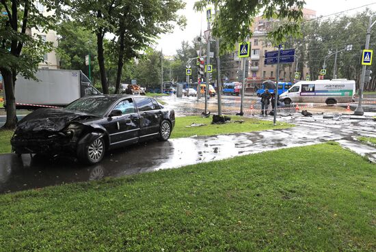 Автомобиль наехал на пешеходов после ДТП в Люблино