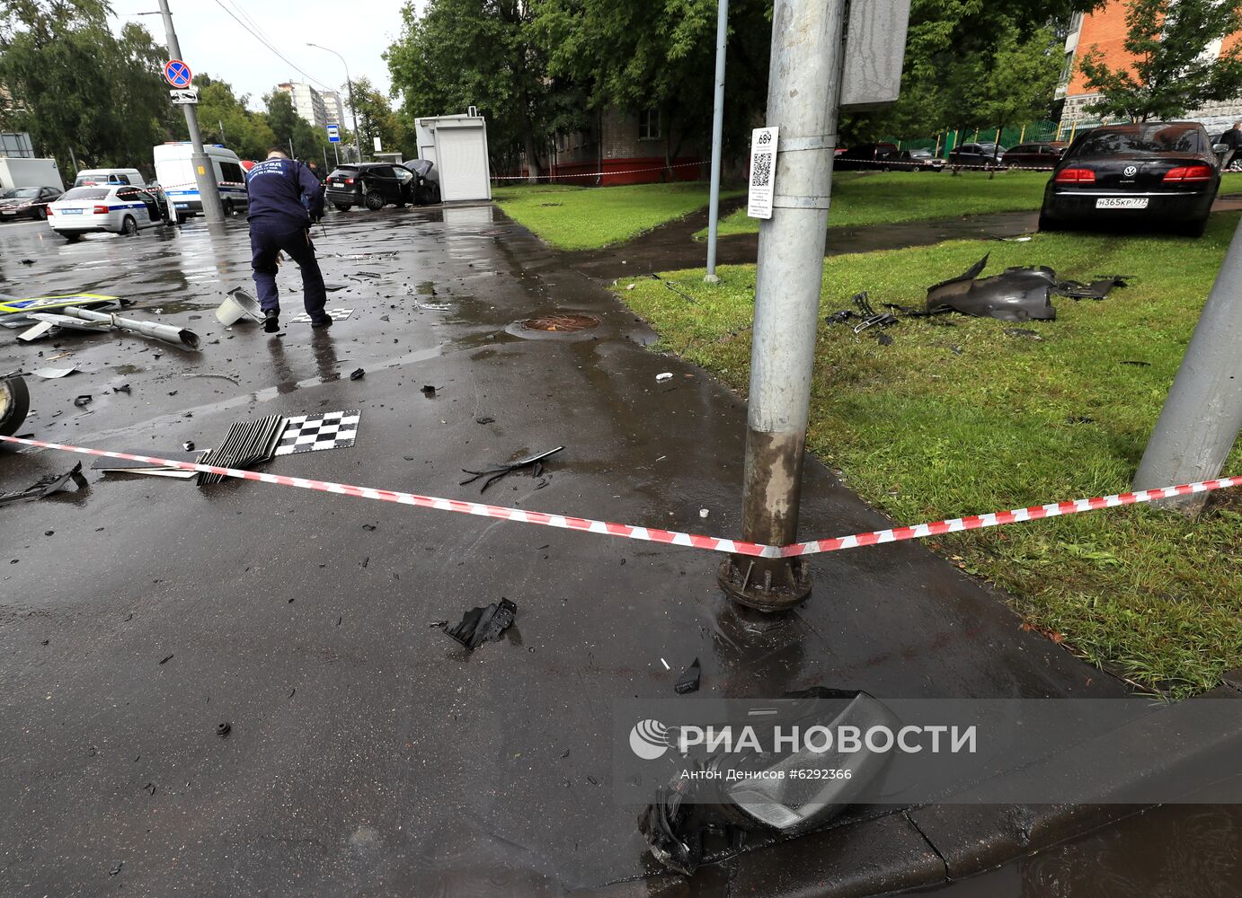 Автомобиль наехал на пешеходов после ДТП в Люблино