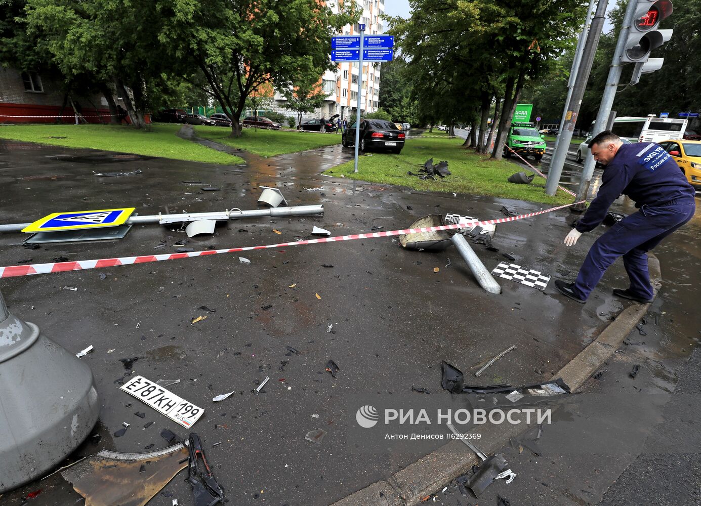 Автомобиль наехал на пешеходов после ДТП в Люблино