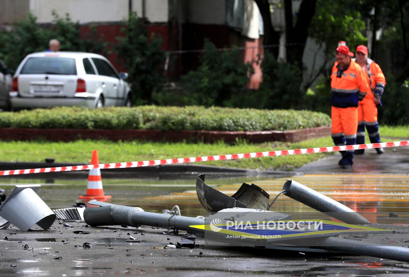 Автомобиль наехал на пешеходов после ДТП в Люблино