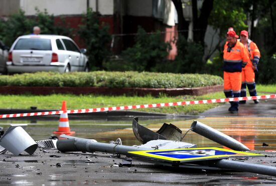 Автомобиль наехал на пешеходов после ДТП в Люблино