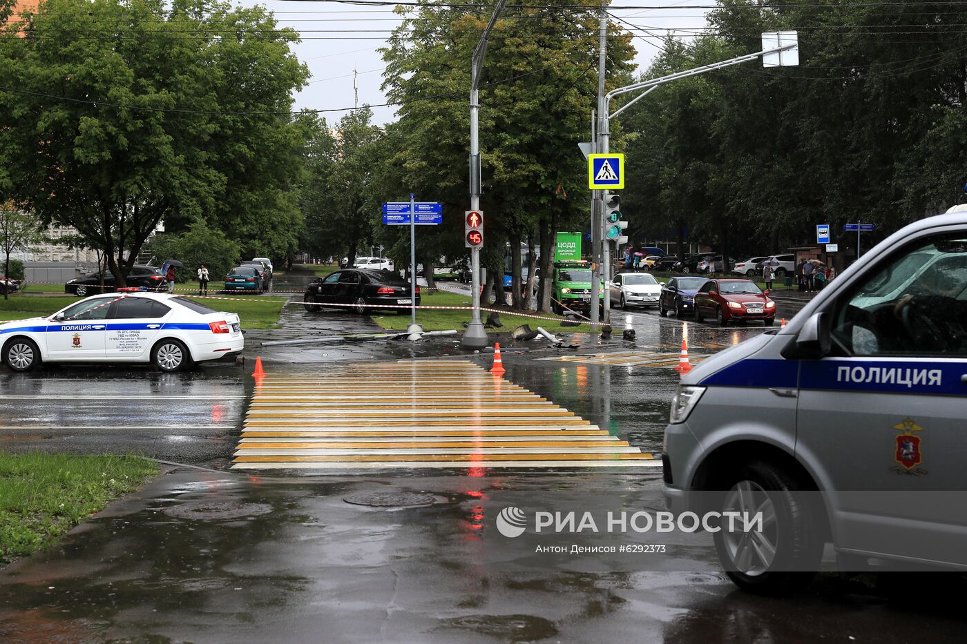 Автомобиль наехал на пешеходов после ДТП в Люблино